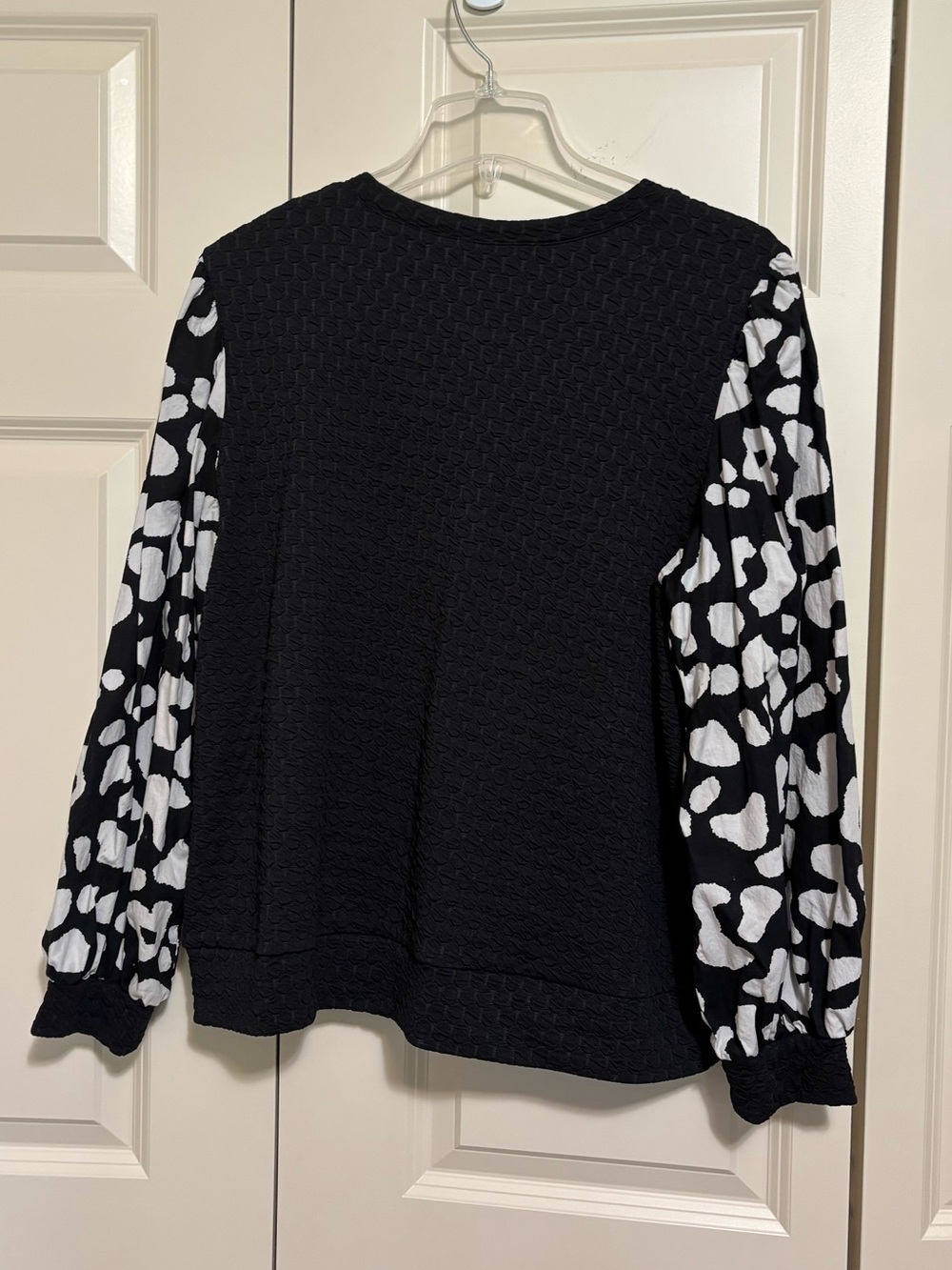 LuLaRoe Black mixed media Pullover with White Leopard-Print Balloon Sleeves - Picture 2 of 9